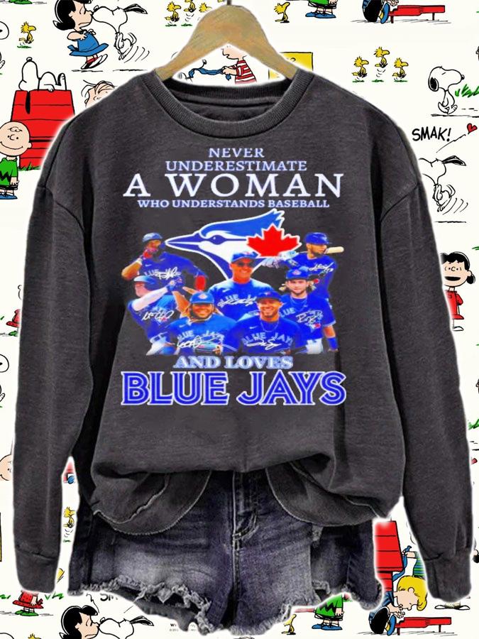 Never Underestimate A Woman Who Understands Baseball And Love Toronto Blue Jays Signatures Shirt t-shirt sweatshirt
