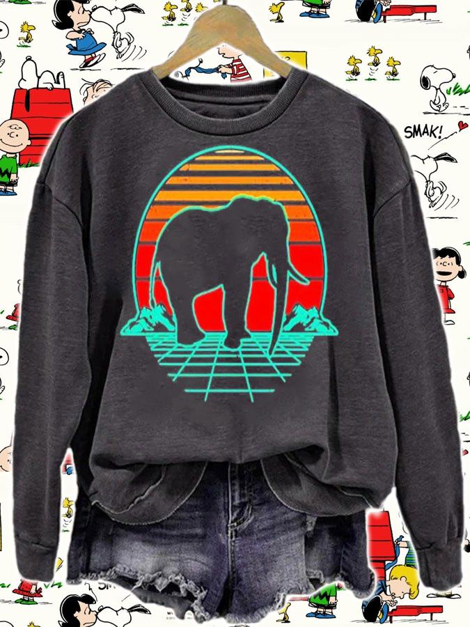 Elephant Safari Wildlife Animal Retro Vintage Retrowave Gift T-Shirt sweatshirt
