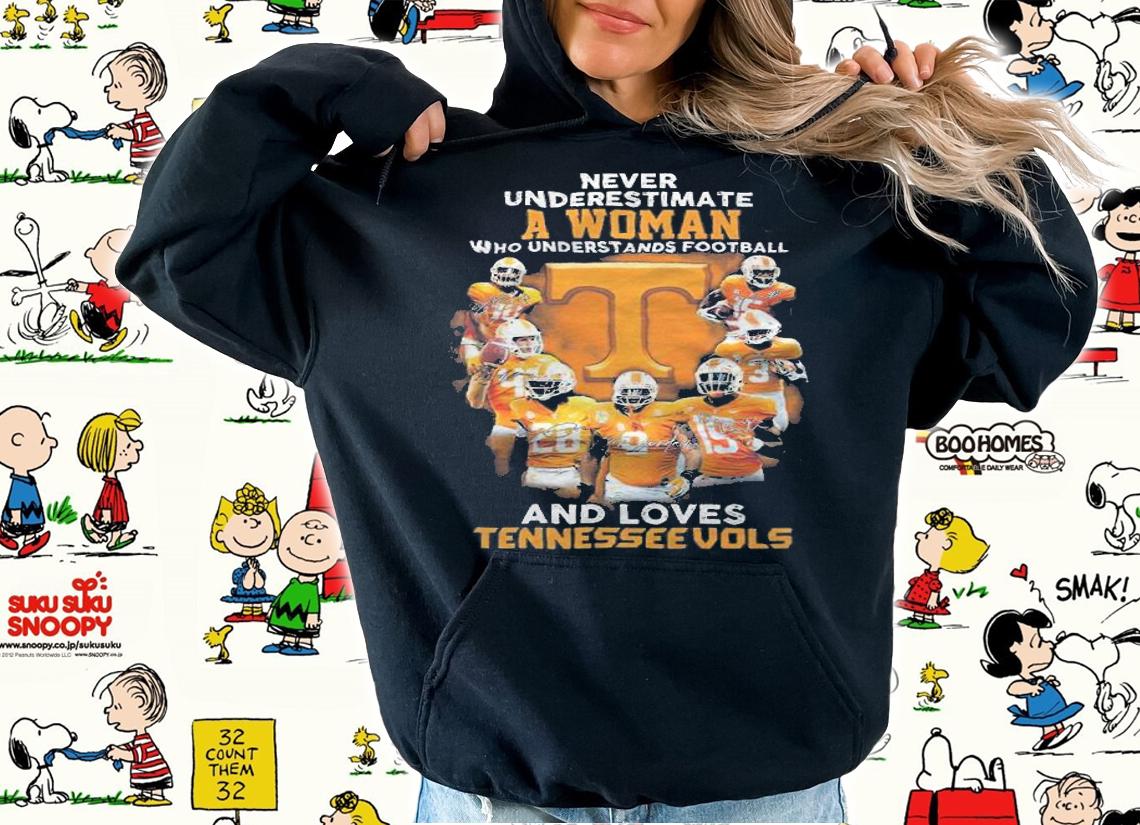 Never underestimate a woman who understands football and loves Tennessee Vols shirt hoodie