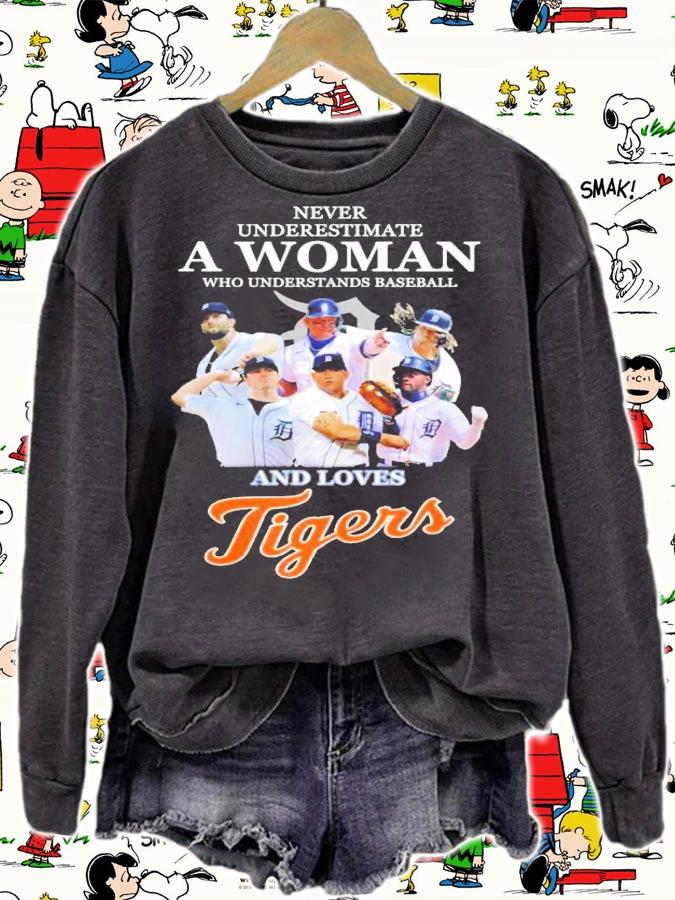 Detroit Tigers never underestimate a woman shirt sweatshirt
